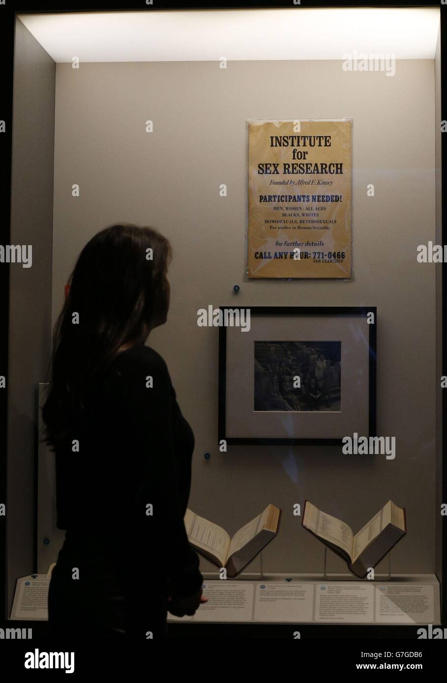Un visitatore guarda gli elementi storici legati al lavoro del sexologo Alfred Kinsey, parte della mostra 'The Institute of Sexology' alla Wellcome Collection, Londra. Foto Stock