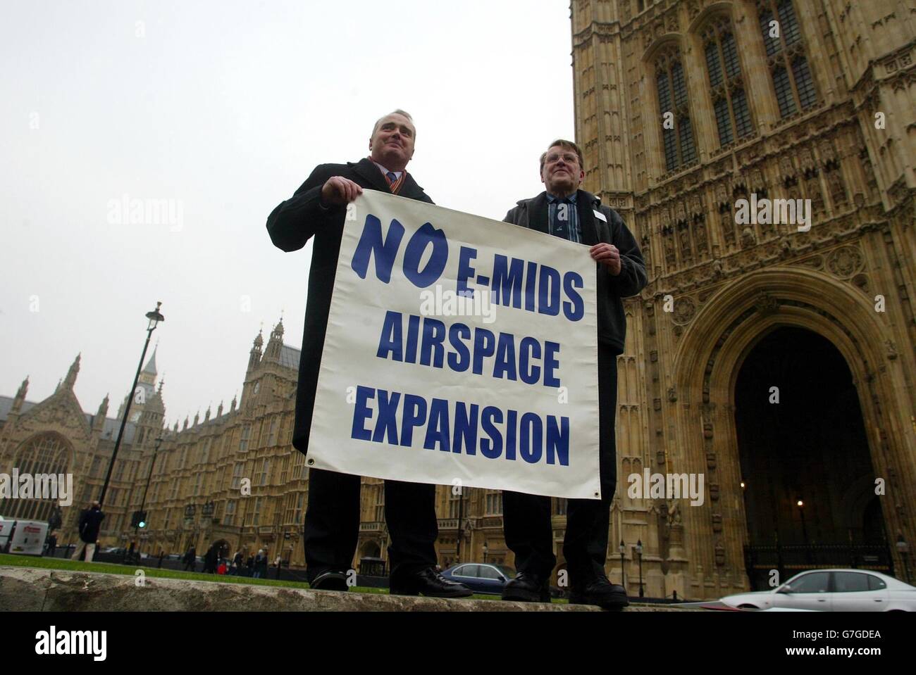 Steve Charlish (a sinistra) Presidente dei villaggi del Leicestershire Orientale contro lo spazio aereo e Graham Stocks, Presidente della campagna del Leicestershire per proteggere l'Inghilterra rurale protesta circa lo spazio aereo controllato da Quorn, Loughborough, fuori della Camera dei Comuni. Foto Stock