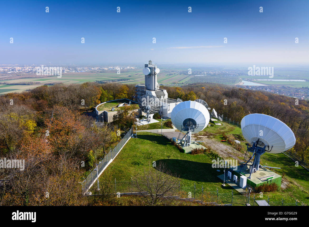 Ascoltando la radio stazione di militari di Intelligence Agency ( Forze Armate ) al Königswarte, Berg, Austria, Niederösterreich Foto Stock
