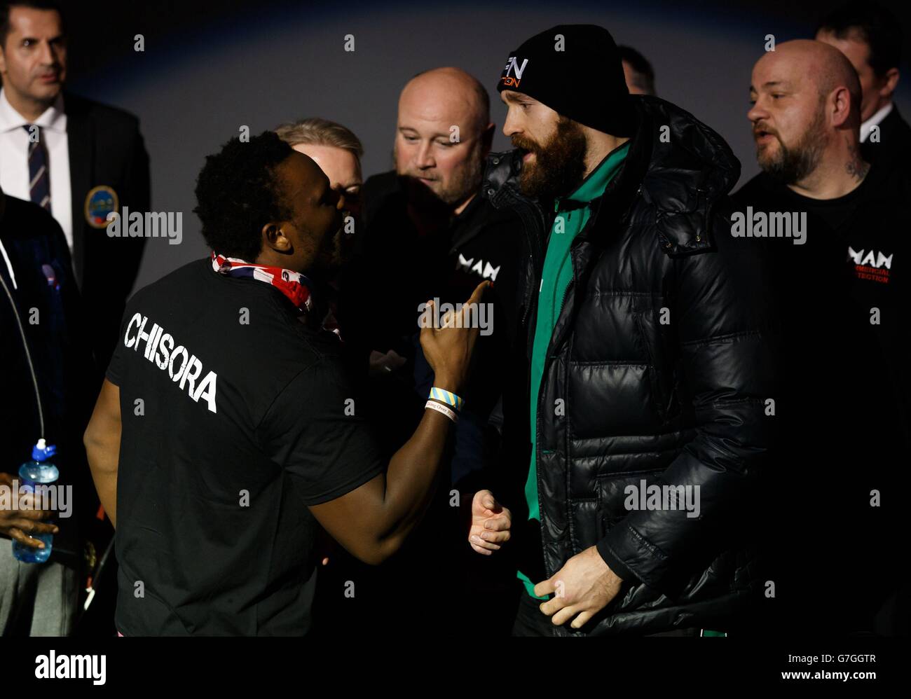 Pugilato - BBBofC British Heavyweight Title e EBU Heavyweight Title - Dereck Chisora v Tyson Fury - Weigh in - Empire Theatre. Dereck Chisora, (a sinistra) con Tyson Fury, (a destra) durante la pesatura all'Empire Theatre di Londra. Foto Stock