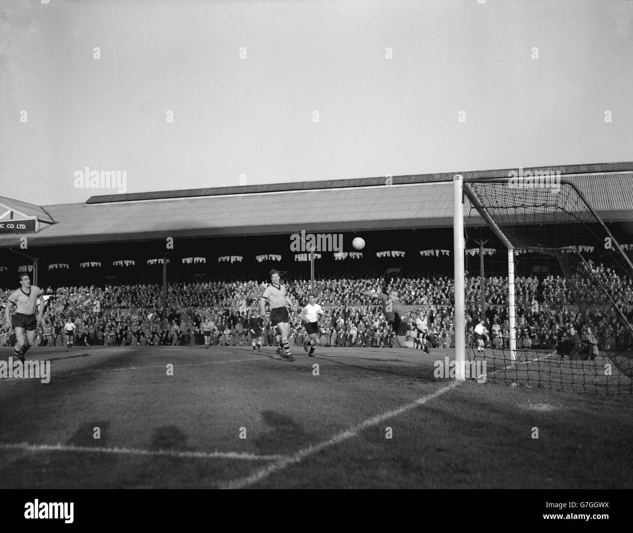 Malcolm Finlayson (portiere di Wolverhampton) pugni la palla con Bill Slater (Wolverhampton) e Pat o'Connell (Fulham) anche nella foto. Foto Stock