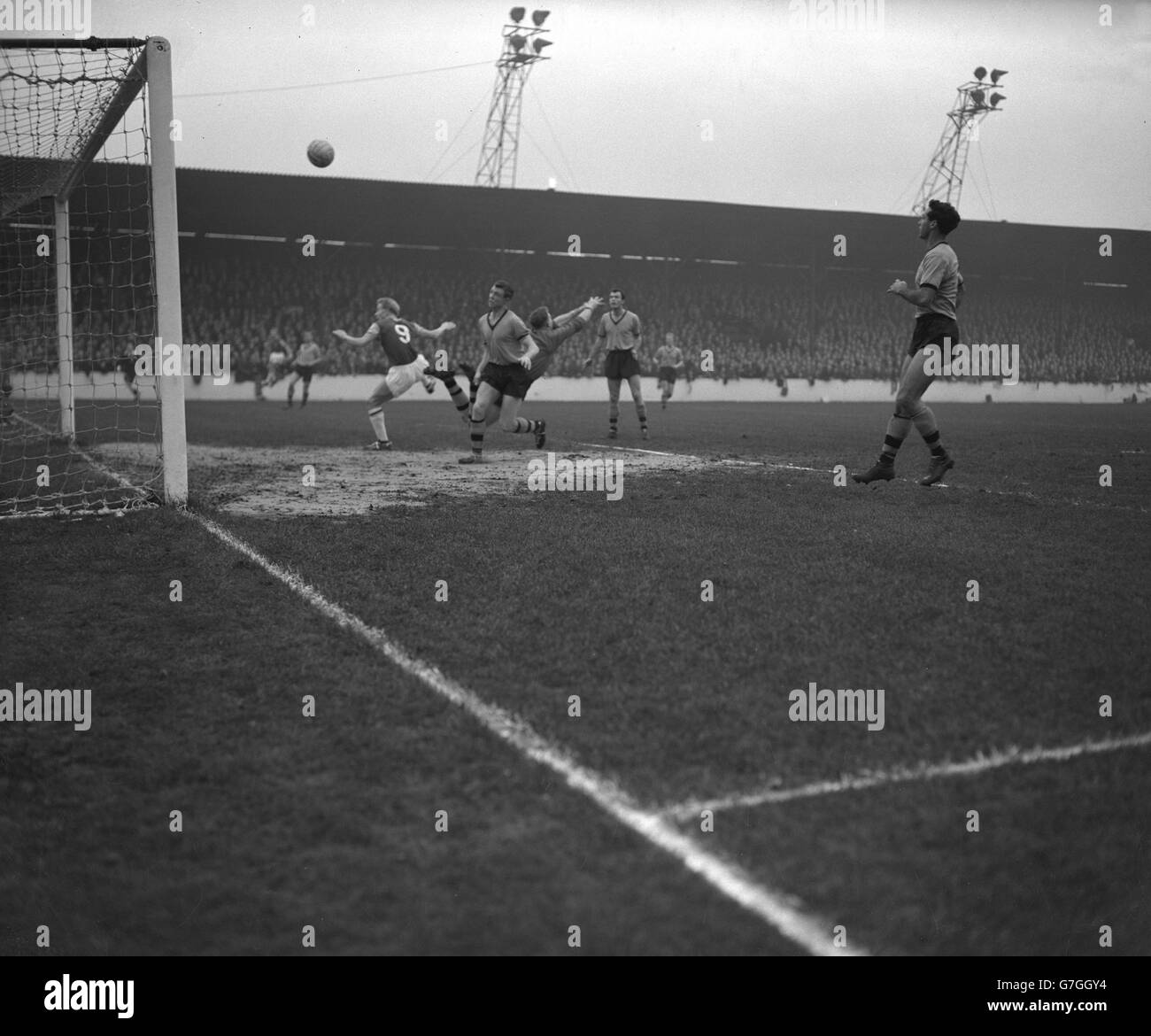 Calcio - League Division uno - West Ham United v Wolverhampton Wanderers - Upton Park. West Ham centro avanti Harry Obeney colpisce il bar nel battere Wolves portiere Malcolm Finlayson. Foto Stock