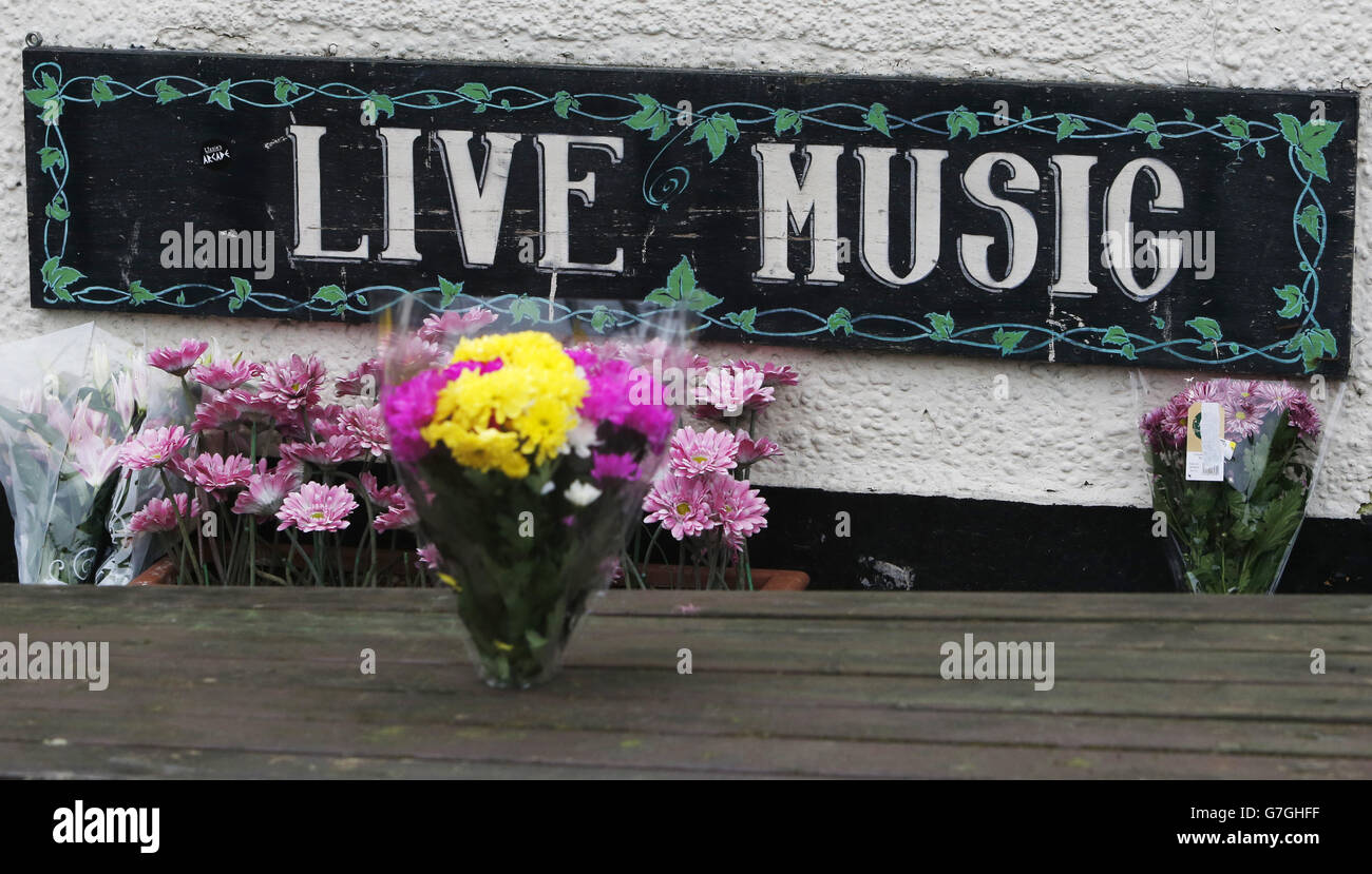 Tributi floreali sono deposti al pub Clutha a Glasgow, Scozia, come un servizio è tenuto nella cattedrale di Glasgow che segna il primo anniversario del crash dell'elicottero che ha causato la morte di dieci persone. Foto Stock