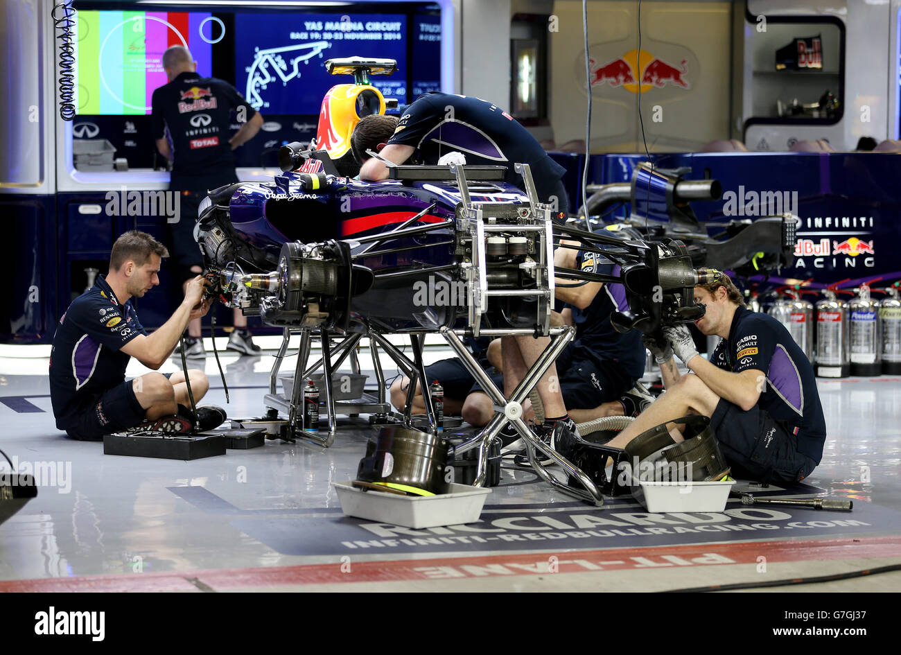 I meccanici Red Bull lavorano sulla loro auto al circuito di Yas Marina, Abu Dhabi. Foto Stock