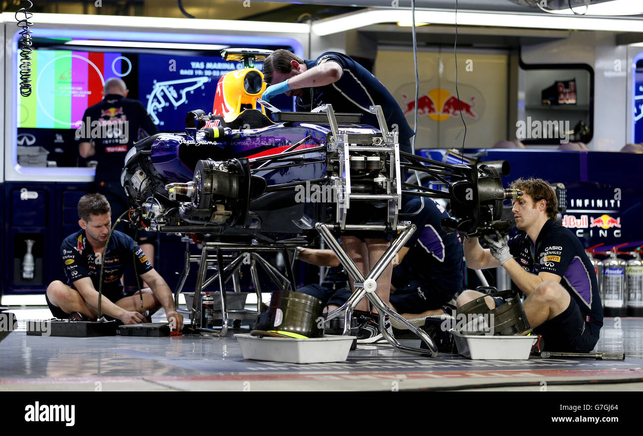 I meccanici Red Bull lavorano sulla loro auto al circuito di Yas Marina, Abu Dhabi. Foto Stock