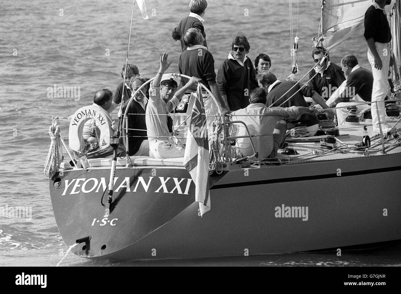 Il duca di Edimburgo al timone dello slop 'Yeoman XXI' durante l'apertura della settimana dei Cowes dell'Isola di Wight. L'equipaggio a bordo della nave è Re Costantino degli Hellenes (camicia leggera, destra). Foto Stock