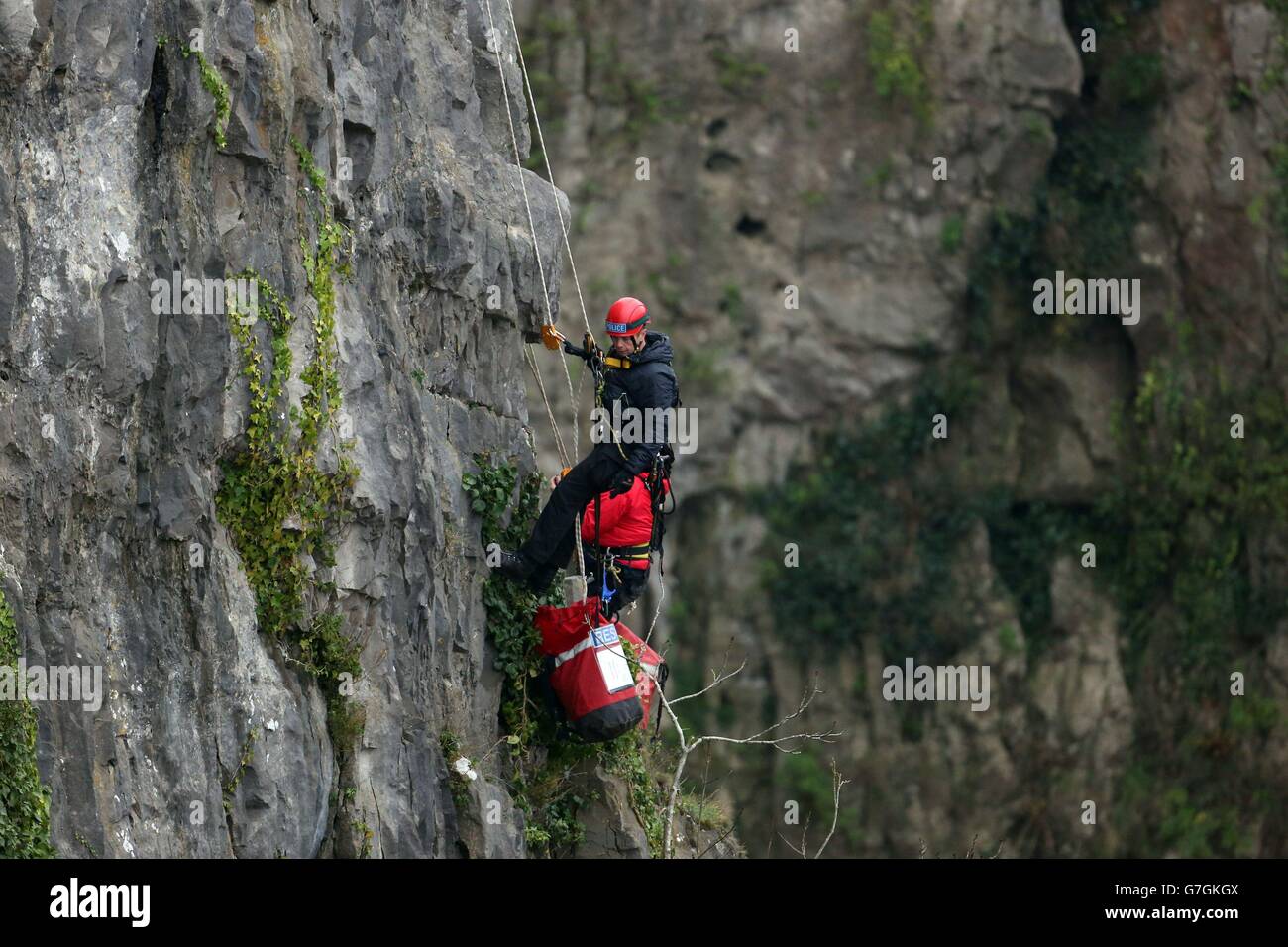 Un team di ricerca e salvataggio di Avon e Somerset lavora con la polizia per cercare un'area nei pressi di Avon Gorge a Bristol dopo che il corpo di una donna è stato trovato ieri notte. Foto Stock