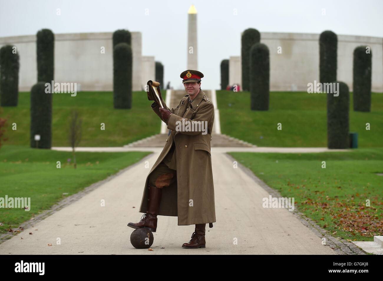 Il reenattore della prima guerra mondiale Paul Thompson, vestito con l'uniforme di un generale della prima guerra mondiale tra i Tiro all'alba al National Memorial Arboretum di Alrewas, Staffordshire, Legge una lettera scritta dal generale Walter Congreve VC a sua moglie durante la prima guerra mondiale spiegando la tregua di Natale del 1914. Foto Stock