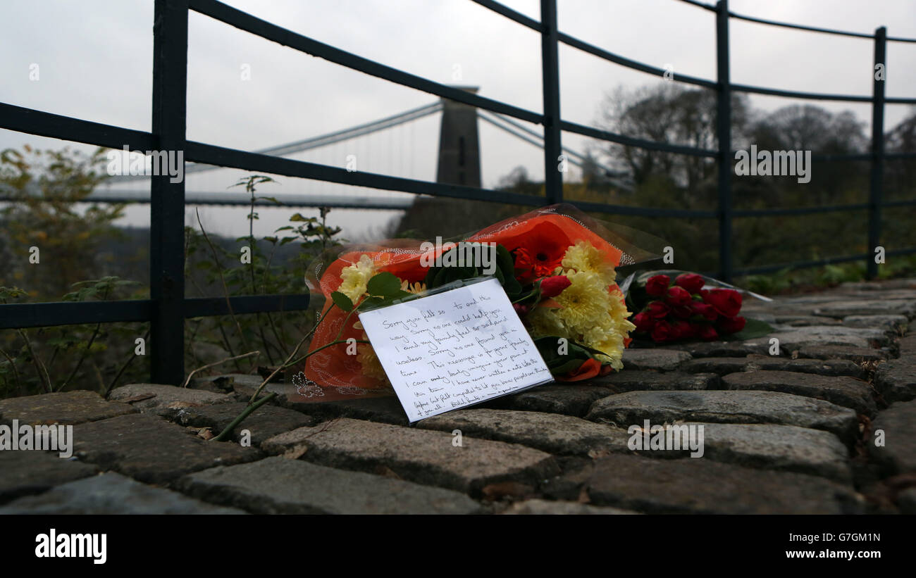 Fiori vicino al ponte sospeso Clifton a Bristol, dove è stato annunciato che la scoperta dei due corpi vicino Avon Gorge sono di madre mancante Charlotte Bevan e la sua bambina neonato Zaani Tiana Bevan Malbrouck. Foto Stock