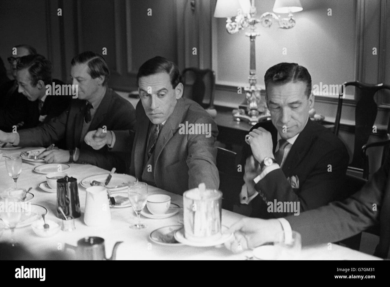Il leader liberale Jeremy Thorpe passa la caraffa di crema giù dal tavolo durante una riunione di prima colazione dei membri del Partito Liberale al Reform Club in Pall Mall. Foto Stock