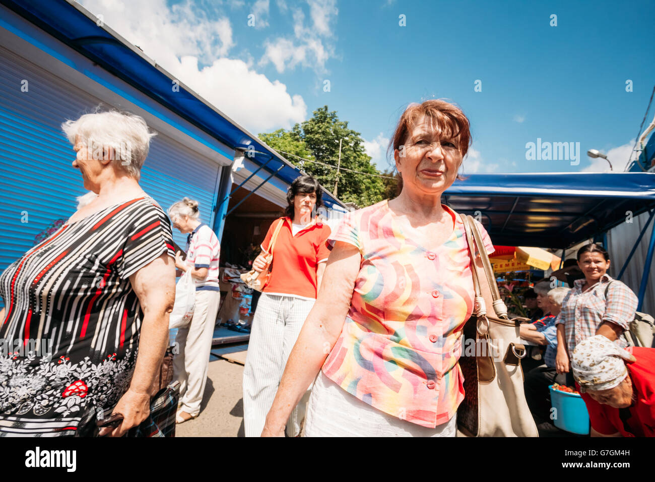 GOMEL, Bielorussia - Giugno 10, 2014: una donna non identificato è sul mercato locale Foto Stock