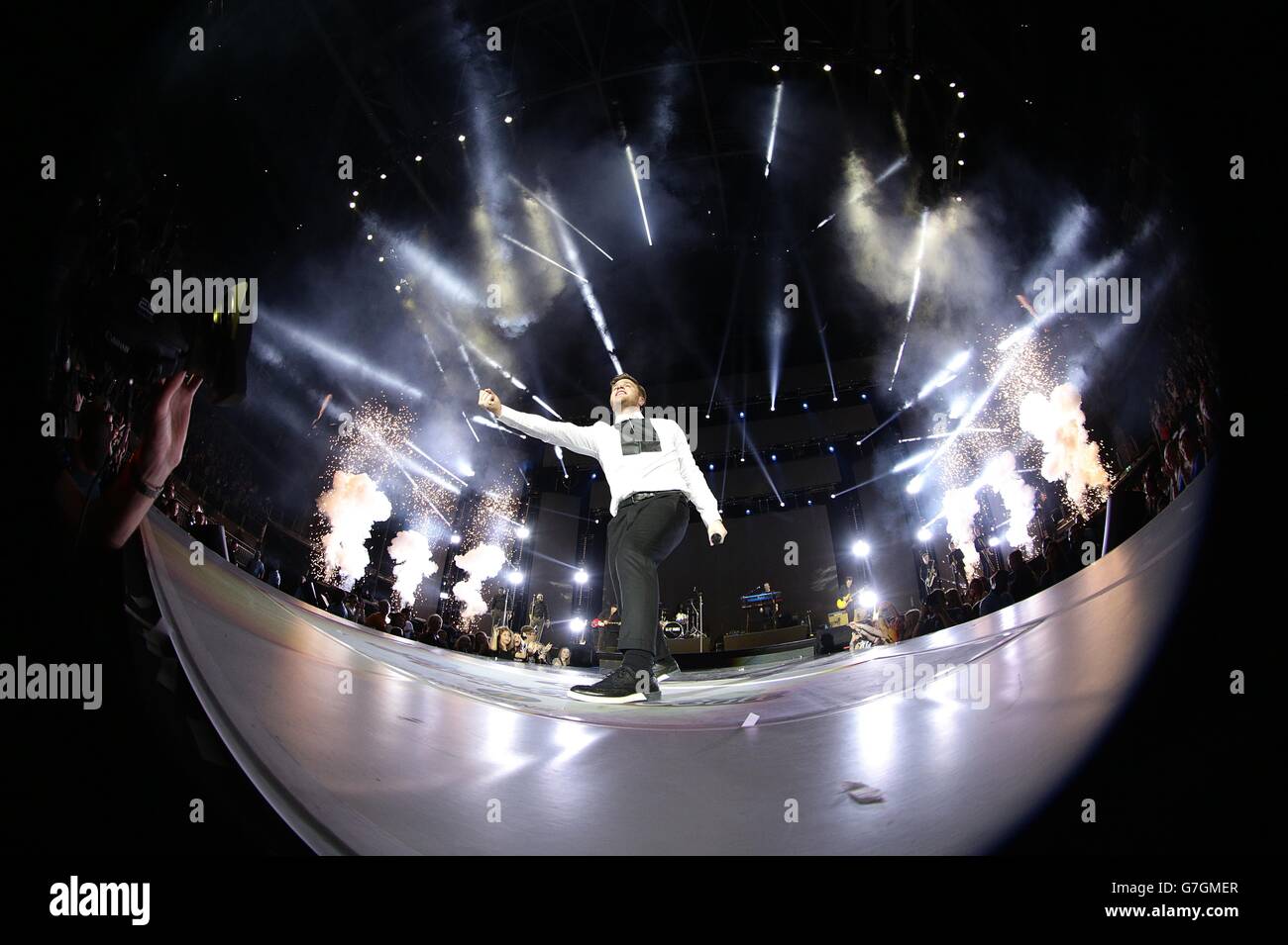 L'ESCLUSIVO Olly Murs vive sul palco durante il Capital FM Jingle Bell Ball 2014 che si tiene all'O2 Arena di Londra Foto Stock