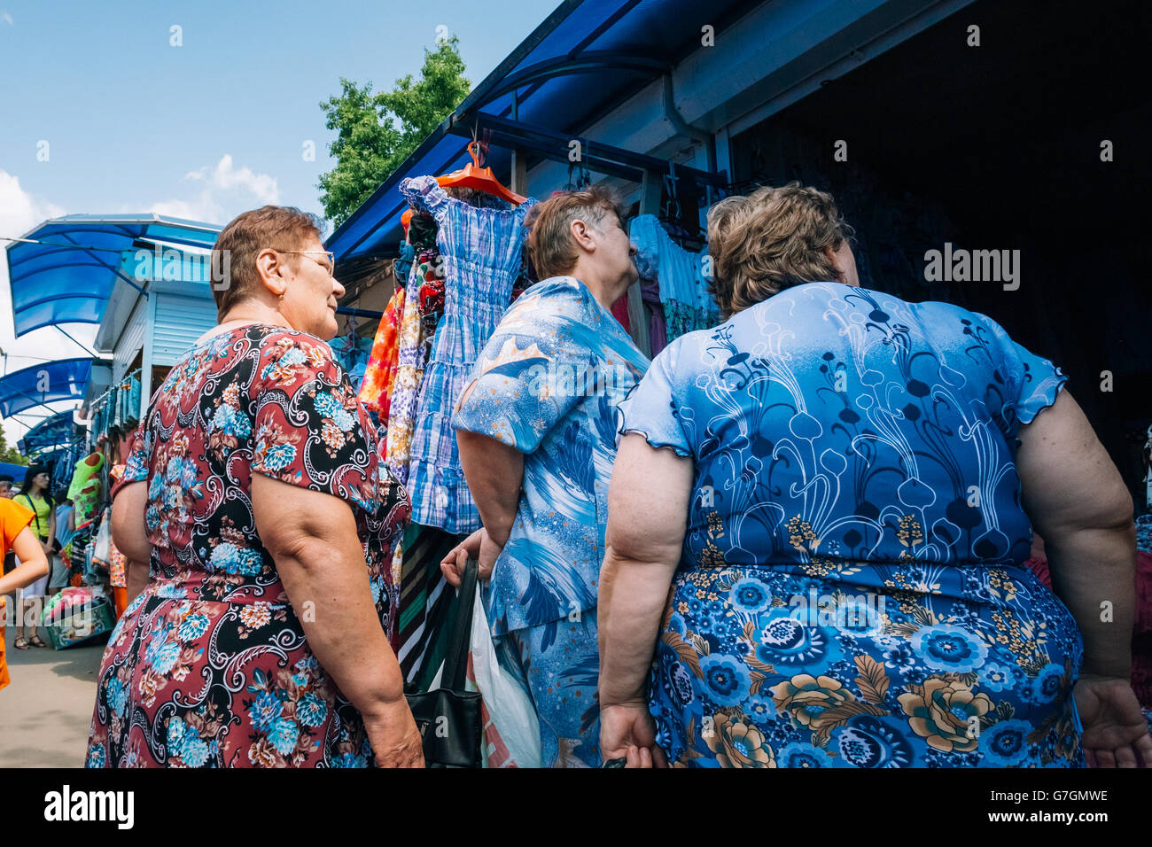 GOMEL, Bielorussia - Giugno 10, 2014: Le donne scegliere abiti sul mercato locale Foto Stock