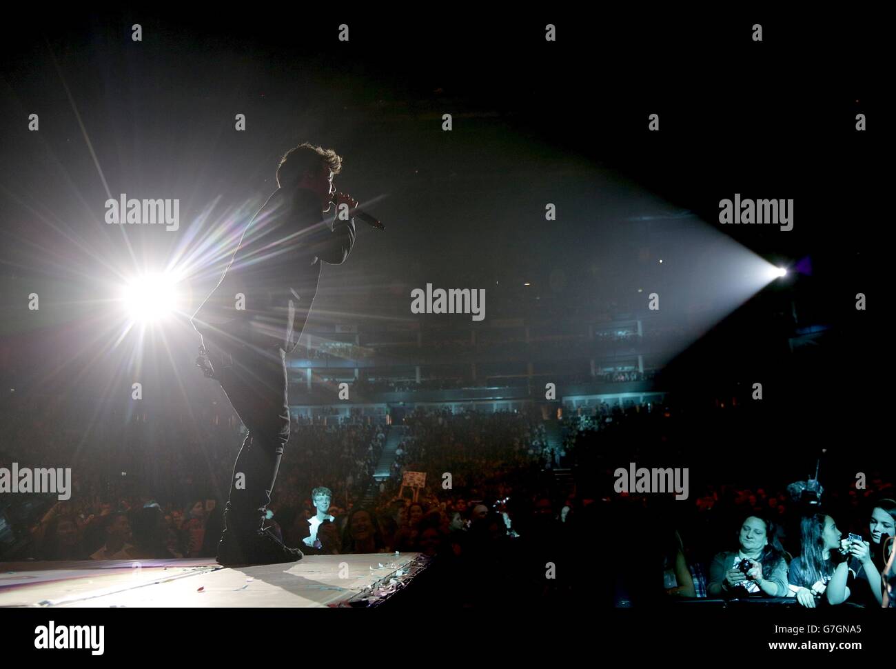 L'ESCLUSIVO Jake Roche di Rixton vive sul palco durante la capitale FM Jingle Bell Ball 2014 che si tiene alla O2 Arena, Londra Foto Stock