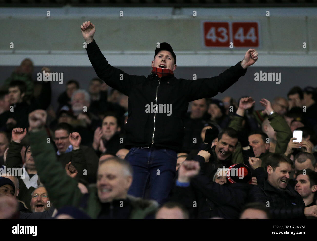 I fan della folla gridano sulla loro squadra durante la partita Barclays Premier League a St Marys, Southampton. Foto Stock