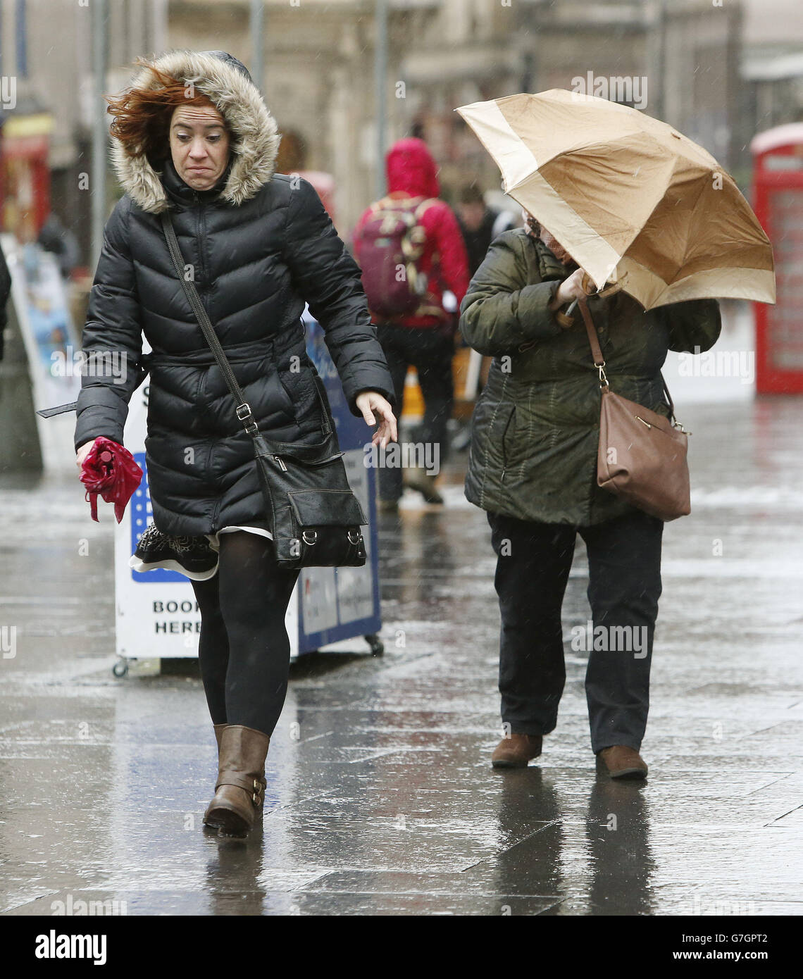 Donna sul Royal Mile a Edimburgo, come la Gran Bretagna è impostata a essere martoriata da una 'bomba meteorologica'. Foto Stock