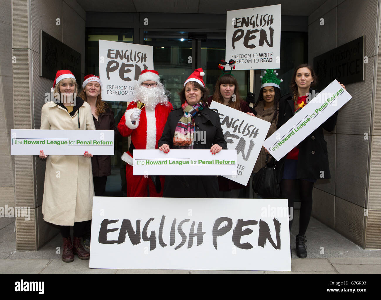 Gli attivisti hanno in scena una manifestazione fuori dal Ministero della Giustizia a Westminster, Londra, esortando i ministri a revocare le restrizioni sui prigionieri che ricevono libri in tempo per Natale. Foto Stock