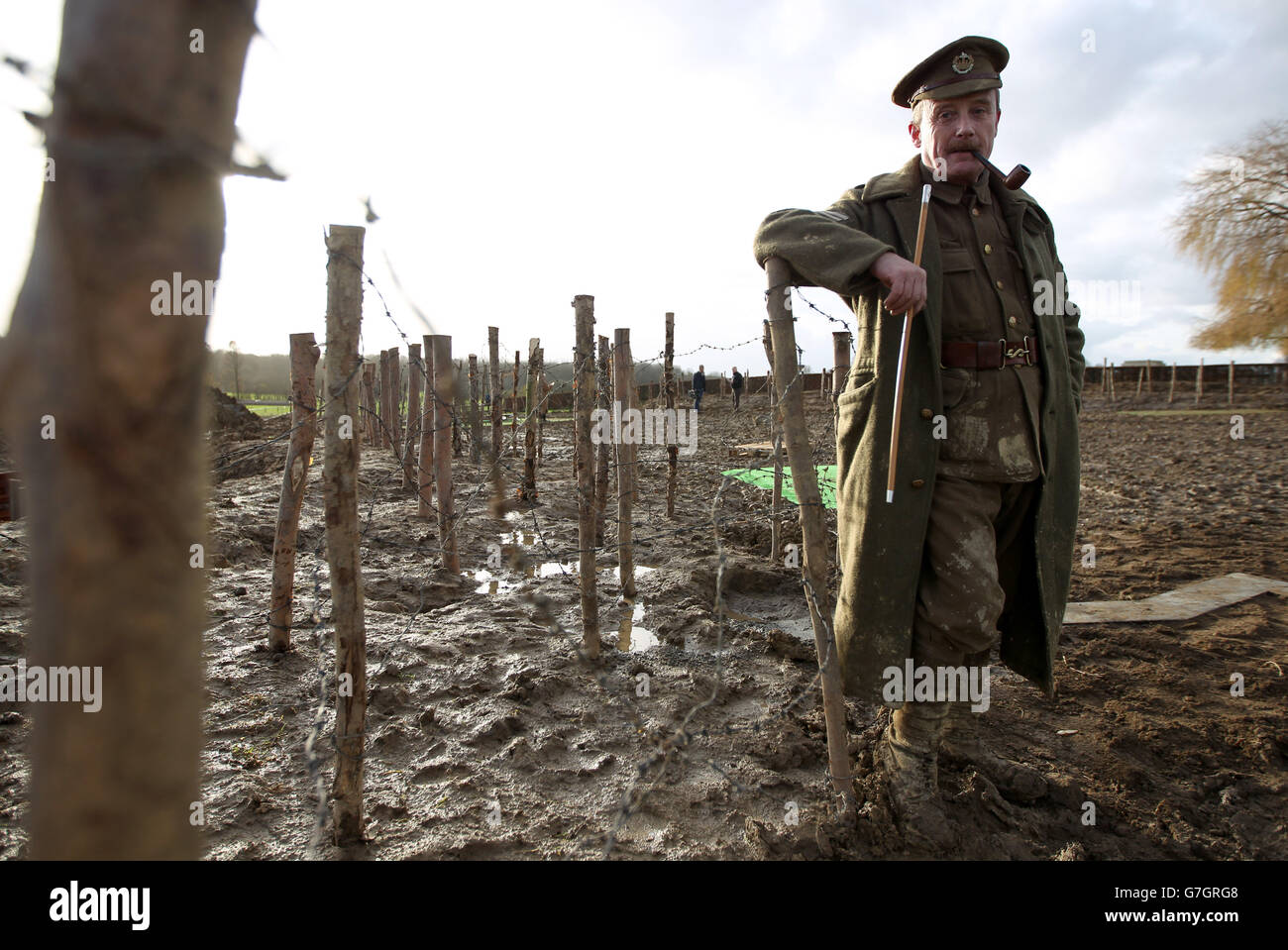 Chris Barker, membro del Gruppo Essex Regiment Great War Living History di un monumento calcistico UEFA, inaugurato a Ploegsteert, in Belgio, che celebra il centesimo anniversario della tregua natalizia tra le truppe tedesche e alleate durante la prima guerra mondiale, Svelata durante una precedente cerimonia dal presidente della UEFA Michel Platini e Gilbert Deleu, sindaco di Comines-Warneton. Foto Stock