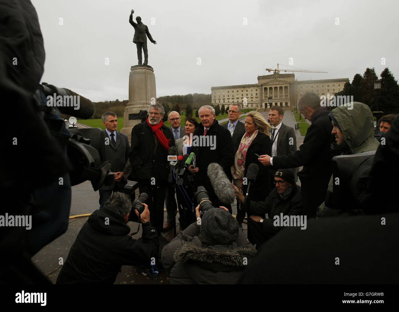 Rappresentanti del Sinn Fein, tra cui il leader Gerry Adams (seconda a sinistra) e il vice primo ministro dell'Irlanda del Nord Martin McGuinness (al centro), arrivano a Stormont House, Belfast, in vista dei colloqui politici locali e del primo ministro David Cameron. Foto Stock