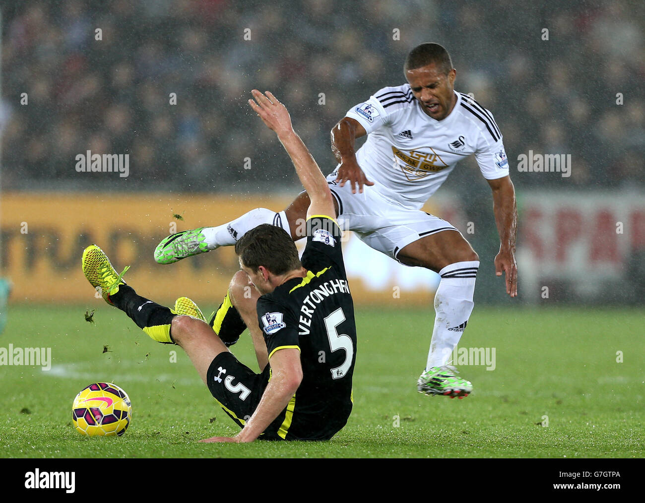 Calcio - Barclays Premier League - Swansea City v Tottenham Hotspur - Liberty Stadium. Ashley Williams di Swansea City (a destra) e Jan Vertonghen di Tottenham Hotspur lottano per la palla Foto Stock