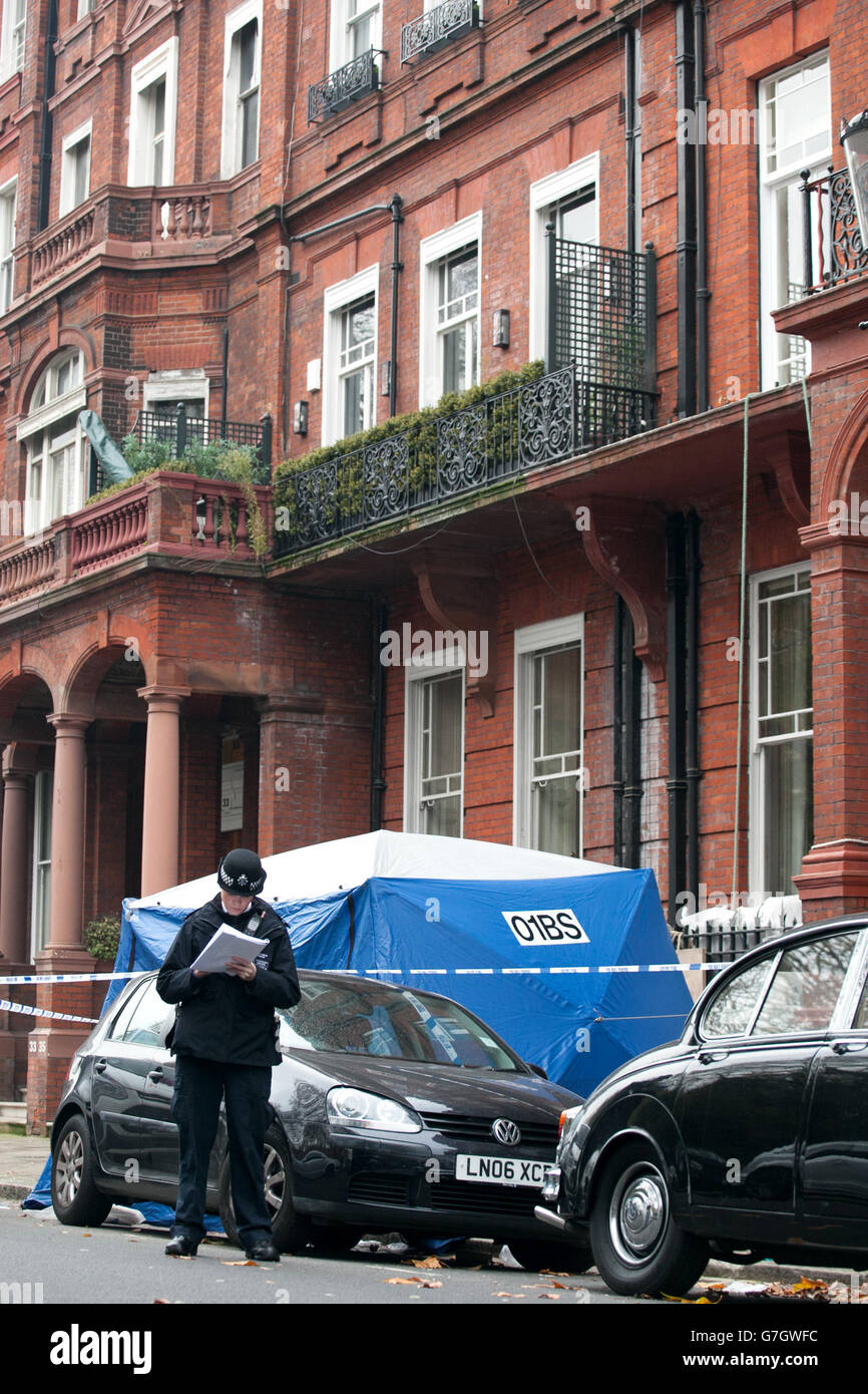 La polizia sulla scena di Cadogan Square, Londra, dopo che un balcone è crollato uccidendo due uomini e ferendone almeno altri sei. Foto Stock