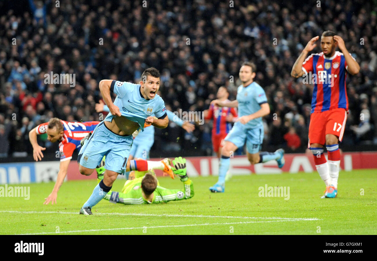Sergio Aguero di Manchester City festeggia il terzo gol della partita durante la partita della UEFA Champions League all'Etihad Stadium di Manchester. Foto Stock