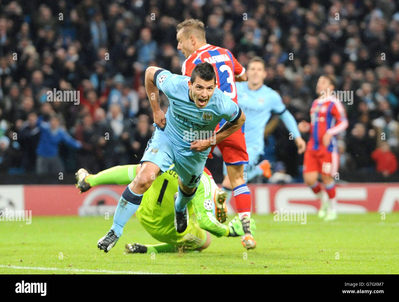 Sergio Aguero di Manchester City festeggia il terzo gol della partita durante la partita della UEFA Champions League all'Etihad Stadium di Manchester. Foto Stock