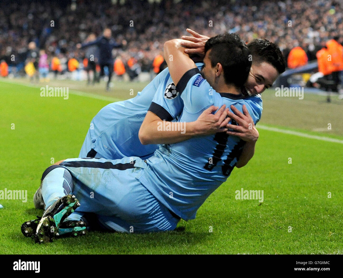 Sergio Aguero (a destra) di Manchester City festeggia il terzo gol della partita insieme al compagno di squadra Samir Nasri durante la partita UEFA Champions League all'Etihad Stadium di Manchester. Foto Stock