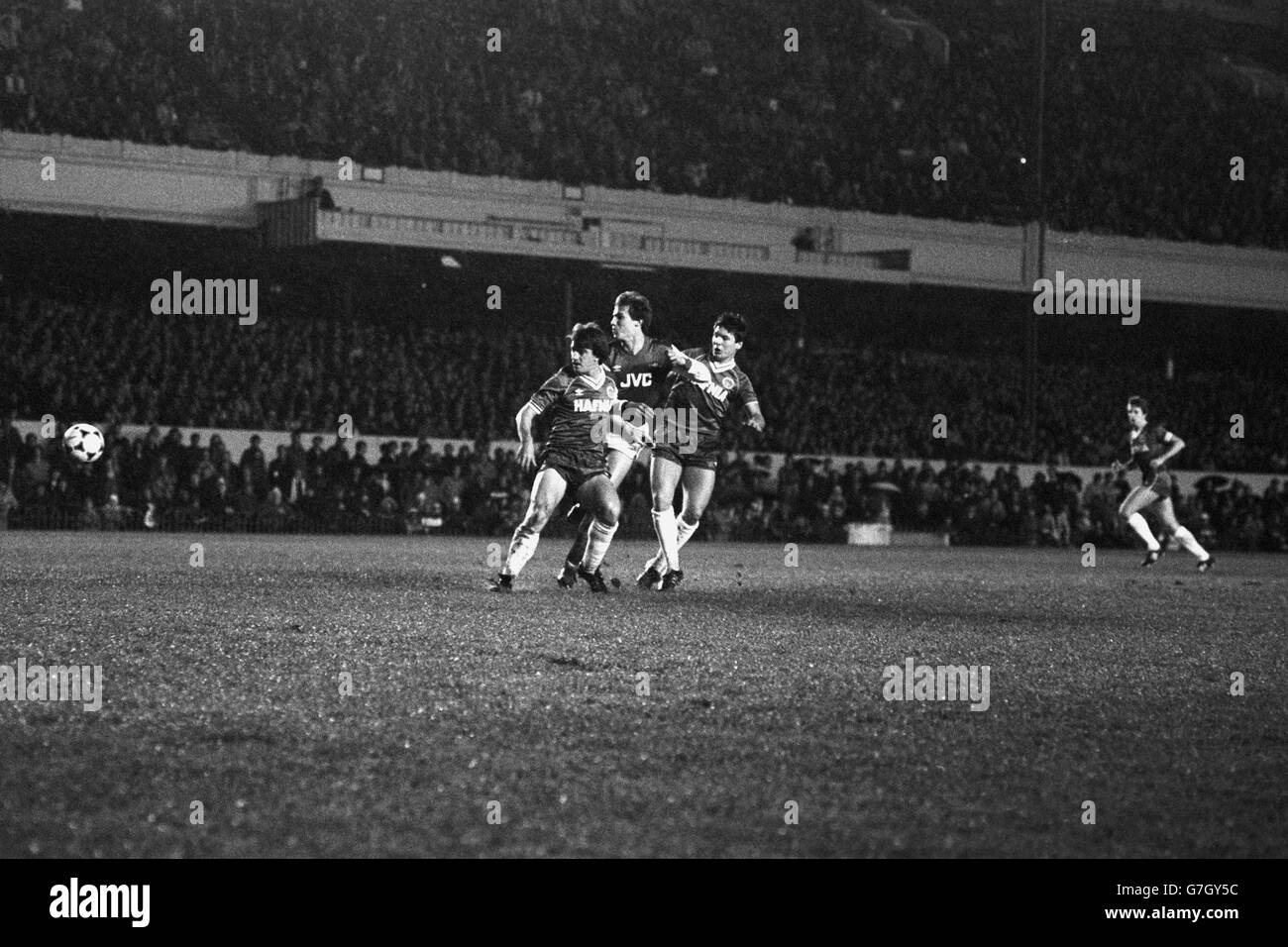 Stewart Robson di Arsenal (al centro) spinto fuori da Billy Wright di Everton (r) e Mark Higgins durante il replay della Coppa del latte della lega di calcio del ciclo tre ad Highbury. Foto Stock
