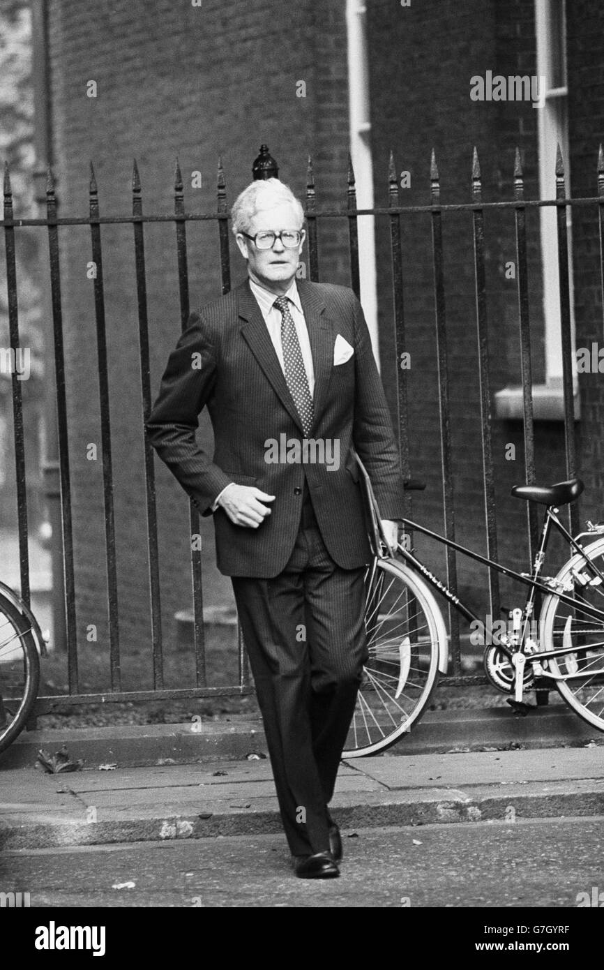 Douglas Hurd, il nuovo Segretario di Stato per l'Irlanda del Nord, a Downing Street, Londra, si è fatto strada fino al 10 per la prima riunione del gabinetto da quando il governo cambia all'inizio di questa settimana. Foto Stock