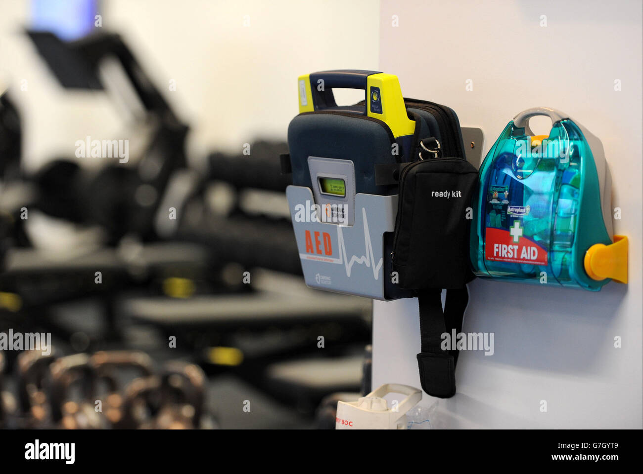 Vista generale di un defibrillatore e di un'attrezzatura per l'ossigeno nella palestra utilizzata dalla squadra di calcio inglese per allenarsi, a St. George's Park, Burton-upon-Trent. Foto Stock