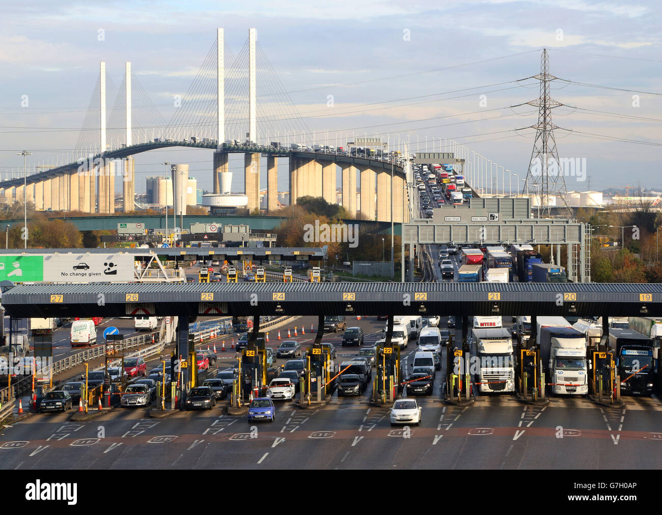 Il traffico passa attraverso i pedaggi al Dartford Crossing a Kent, come iniziano i lavori questo fine settimana per rimuovere le cabine di pagamento all'incrocio e sostituirle con un sistema di prepagamento di ricarica a distanza, noto come Dart Charge. Foto Stock