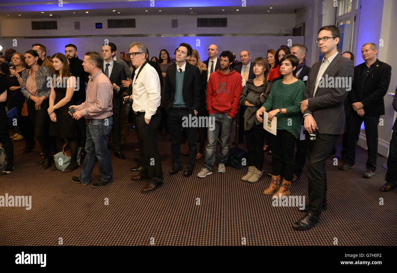 Gli ospiti potranno dare un'occhiata al William Hill Sports Book of the Year Award 2014 in occasione di una cerimonia al BAFTA, Londra Foto Stock