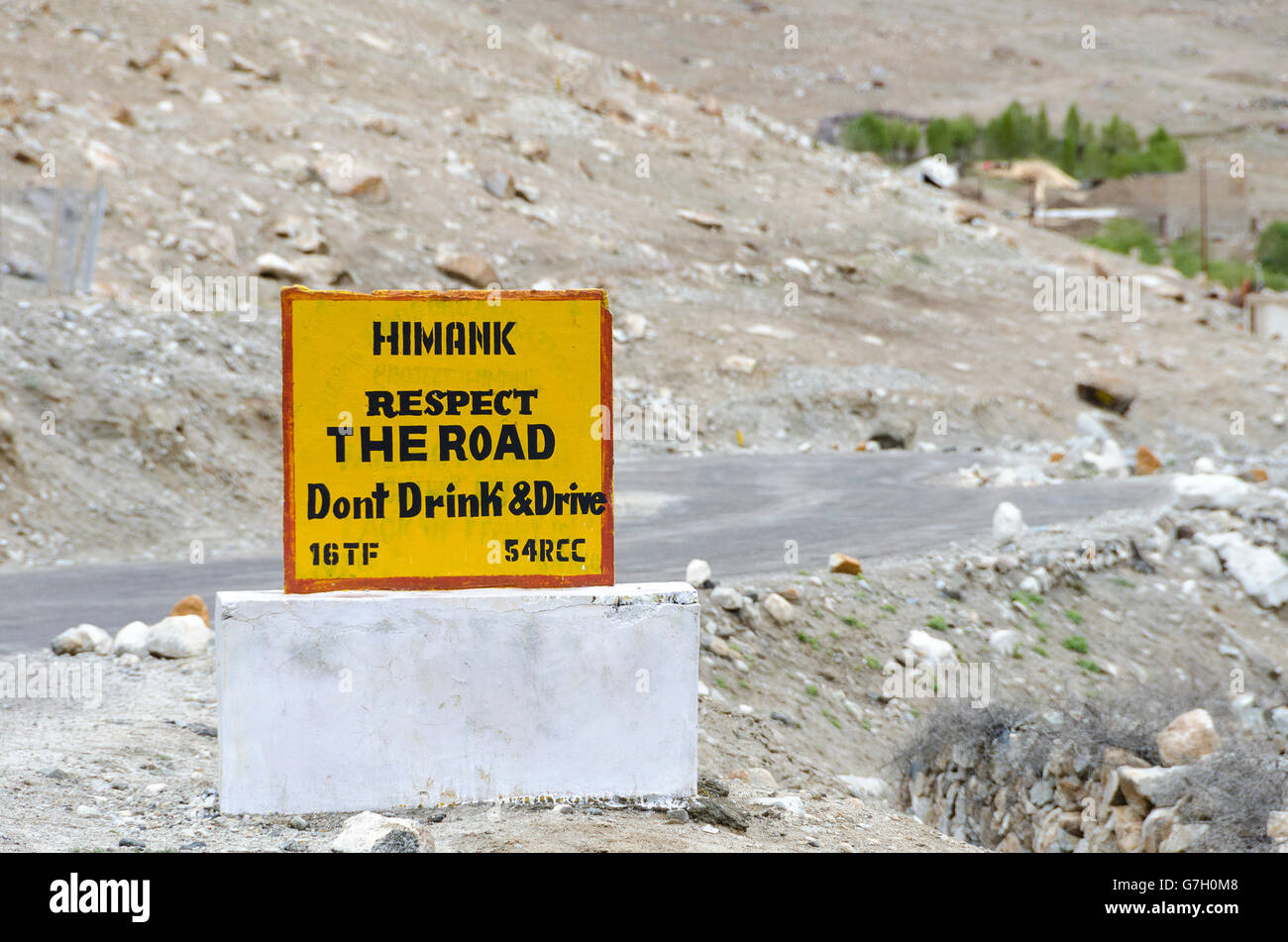 La sicurezza stradale segno, Kardung, nei pressi di Leh, Ladakh, Jammu e Kashmir India Foto Stock