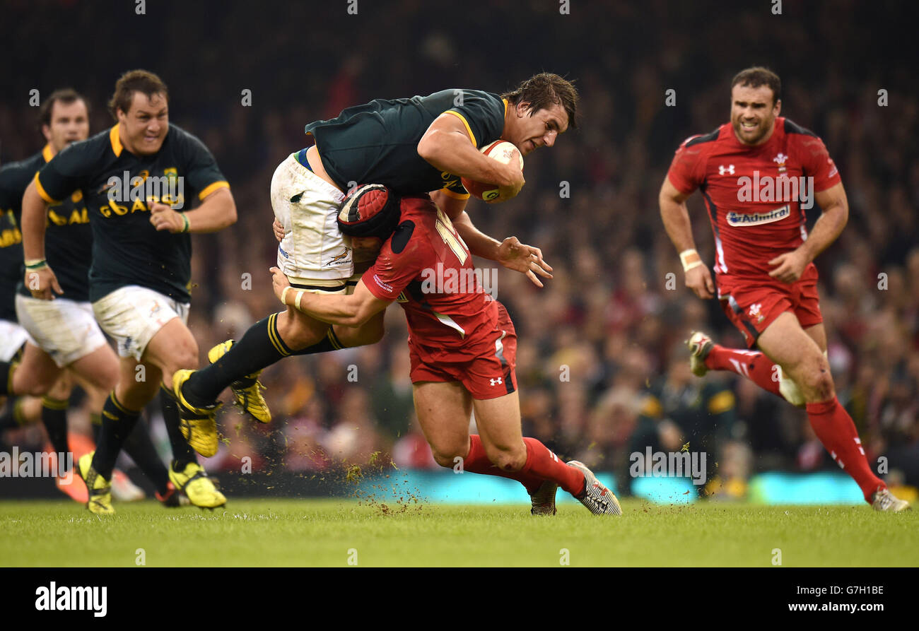 Rugby Union - dove Men Series 2014 - Galles / Sud Africa - Millennium Stadium. L'Eben Etzebeth del Sud Africa è affrontato da Leigh Halfpenny del Galles durante la partita dove Men Series al Millennium Stadium di Cardiff. Foto Stock