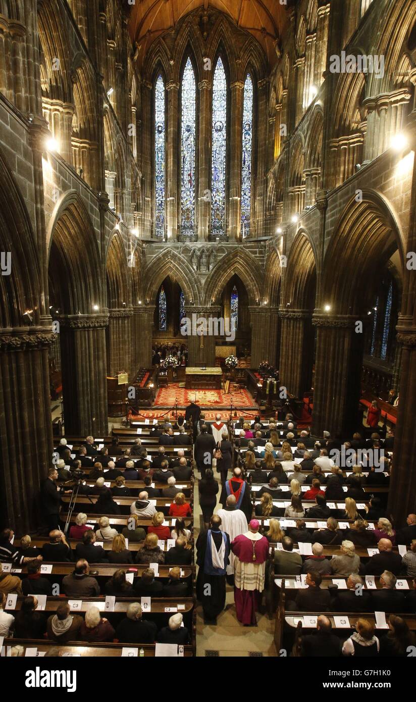 Un servizio di memoria si svolge nella Cattedrale di Glasgow commemorando le dieci vittime che hanno perso la vita nel crash elicottero di Clutha. Foto Stock