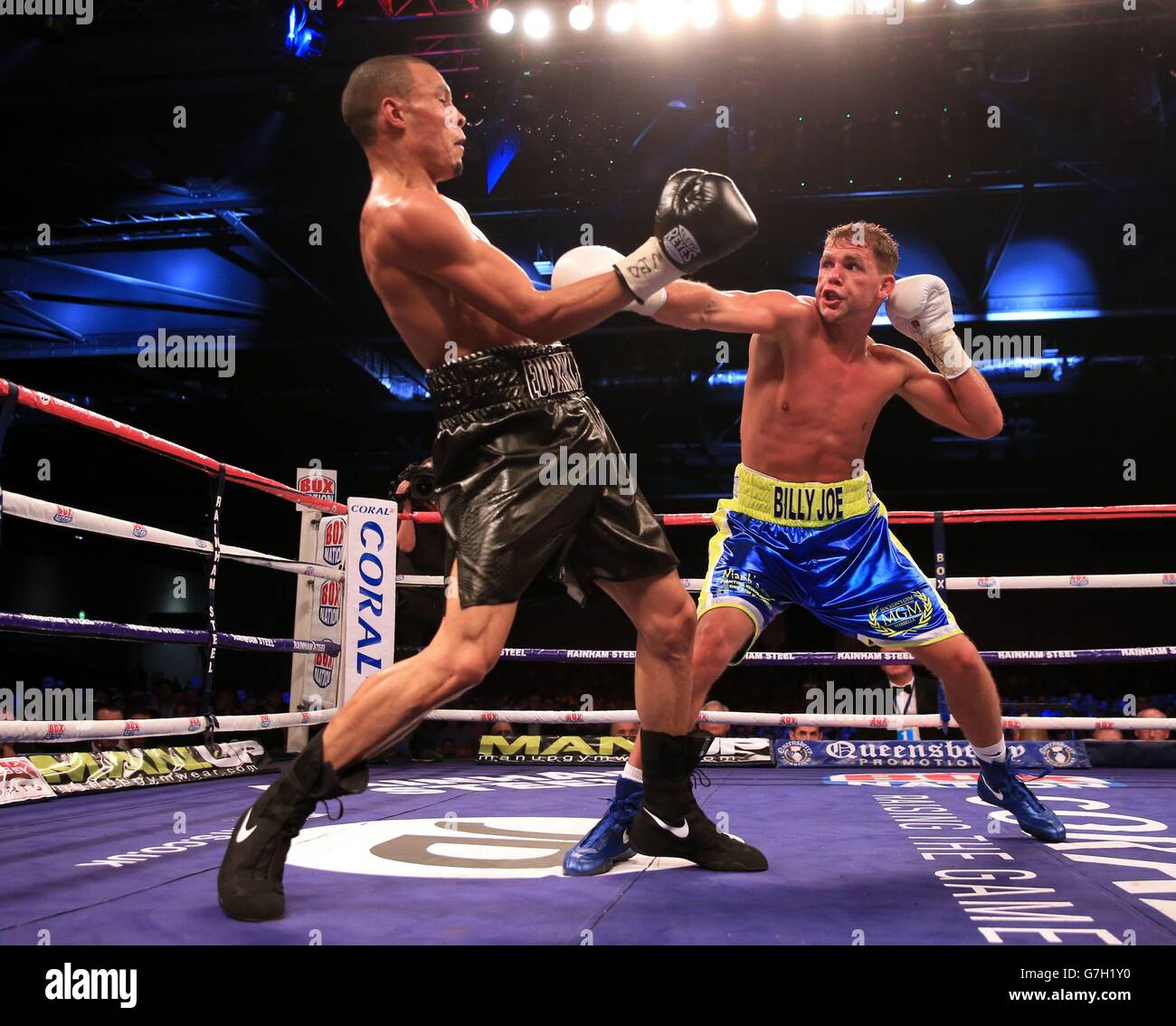 Chris Eubank Junior (a sinistra) in azione contro Bradley Joe Saunders durante la loro lotta inglese europeo e Commonwealth Middleweight all'Excel Arena di Londra. Foto Stock