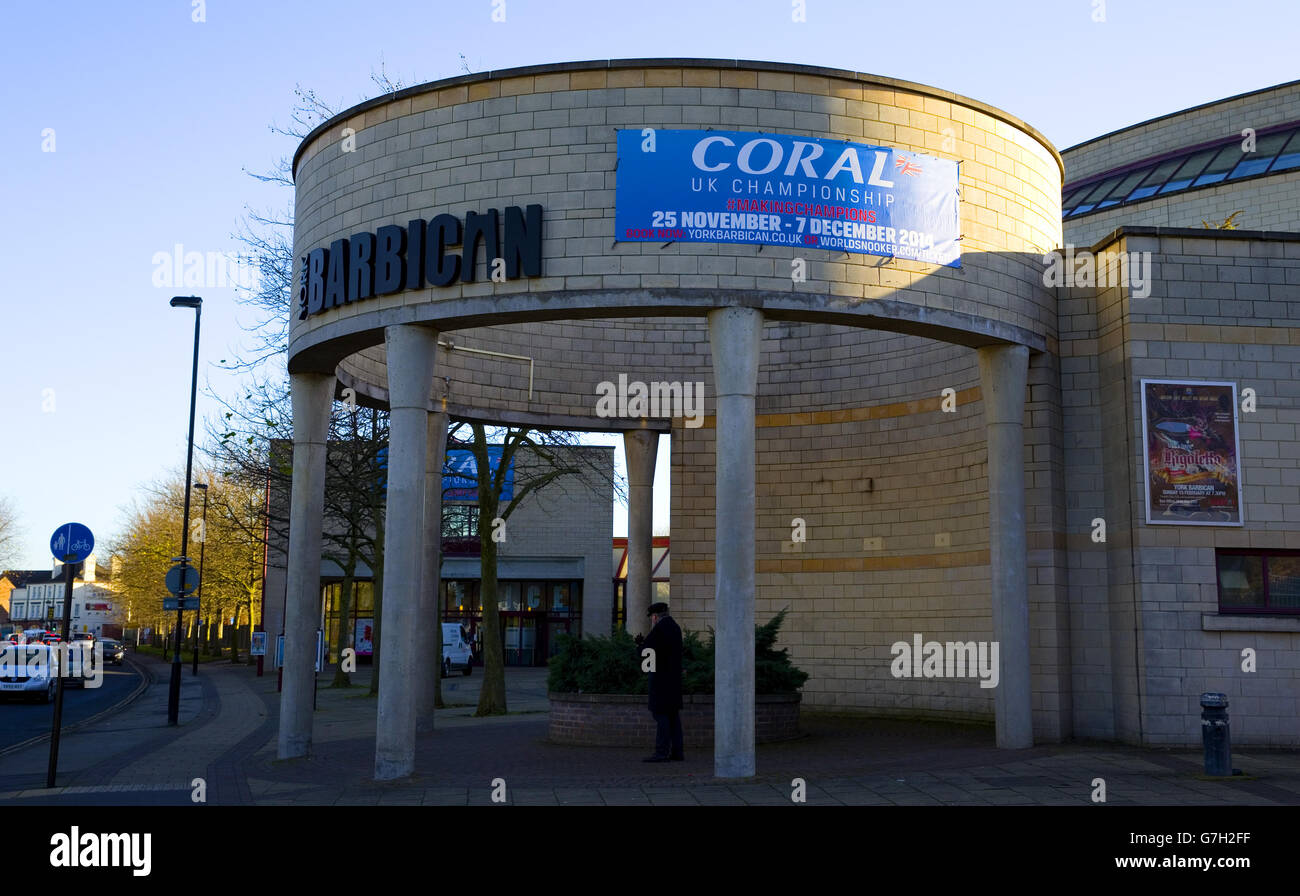 Coral Branding all'esterno del Barbican Center, York. PREMERE ASSOCIAZIONE foto. Data immagine: Martedì 2 dicembre 2014. Vedi la storia di PA SNOOKER York. Il credito fotografico dovrebbe essere: Simon Cooper/PA Wire Foto Stock