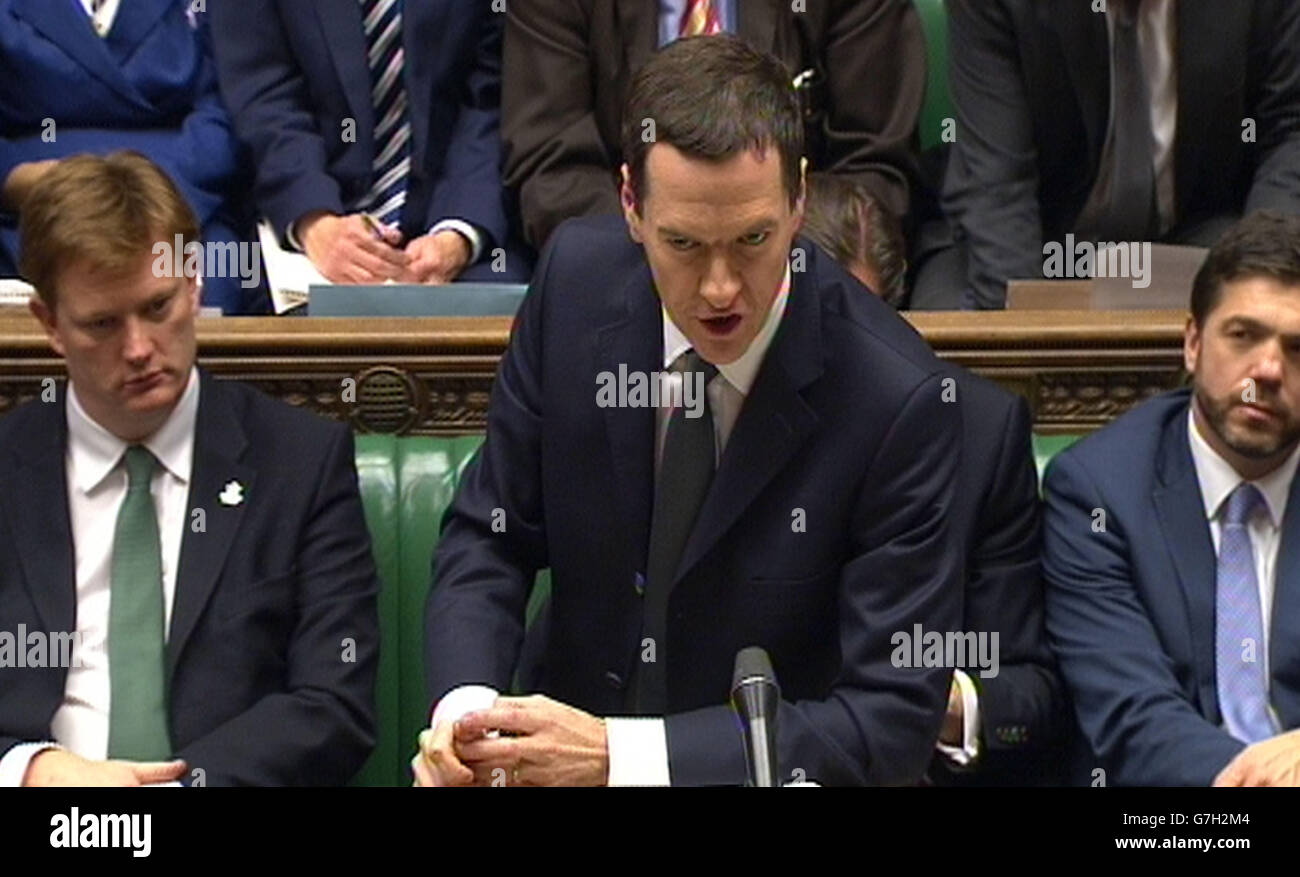 Il Cancelliere dello scacchiere George Osborne consegna la sua dichiarazione autunnale ai parlamentari della Camera dei Comuni, Londra. Foto Stock