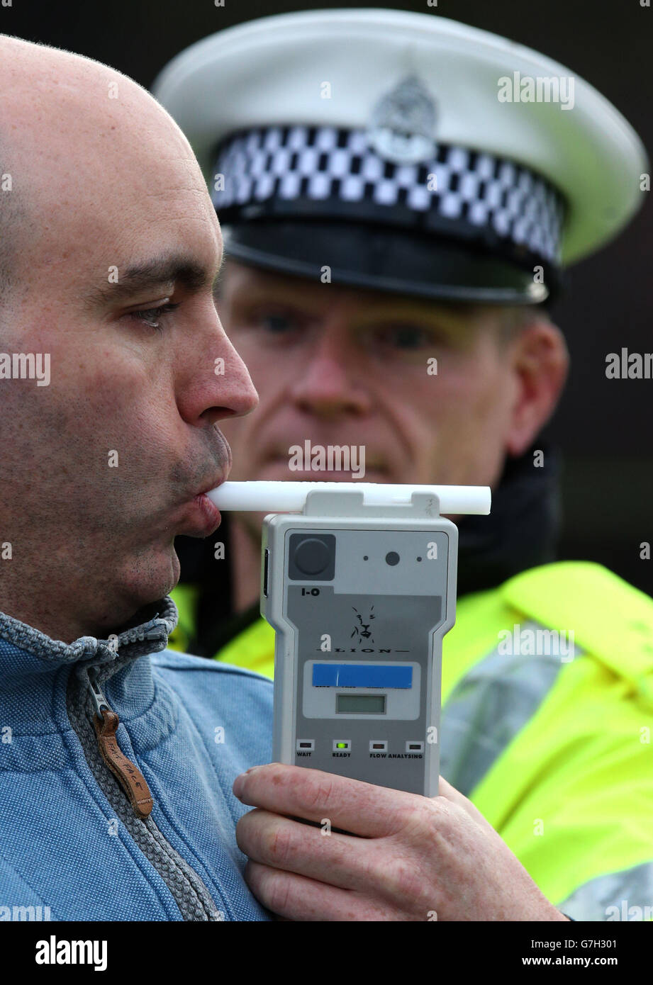 IMMAGINE DEL MODELLO di stabilità del traffico stradale John Parry della polizia scozzese dimostra le attrezzature per respiratori in un evento di consapevolezza del cambiamento del limite di un drink-drive presso la stazione di polizia di Lockerbie, Scozia, poiché il limite ridotto di guida con bevande entra in vigore alla fine di questa settimana. Foto Stock