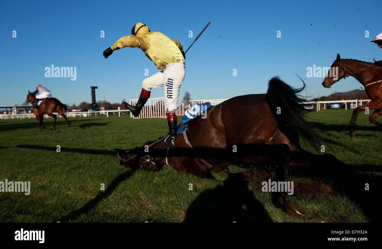 Richard Johnson è un malato di Pembridge nel Jenkinsons Catering Novices&acute; Claiming Himple all'Ippodromo di Ludlow, Shropshire. Foto Stock