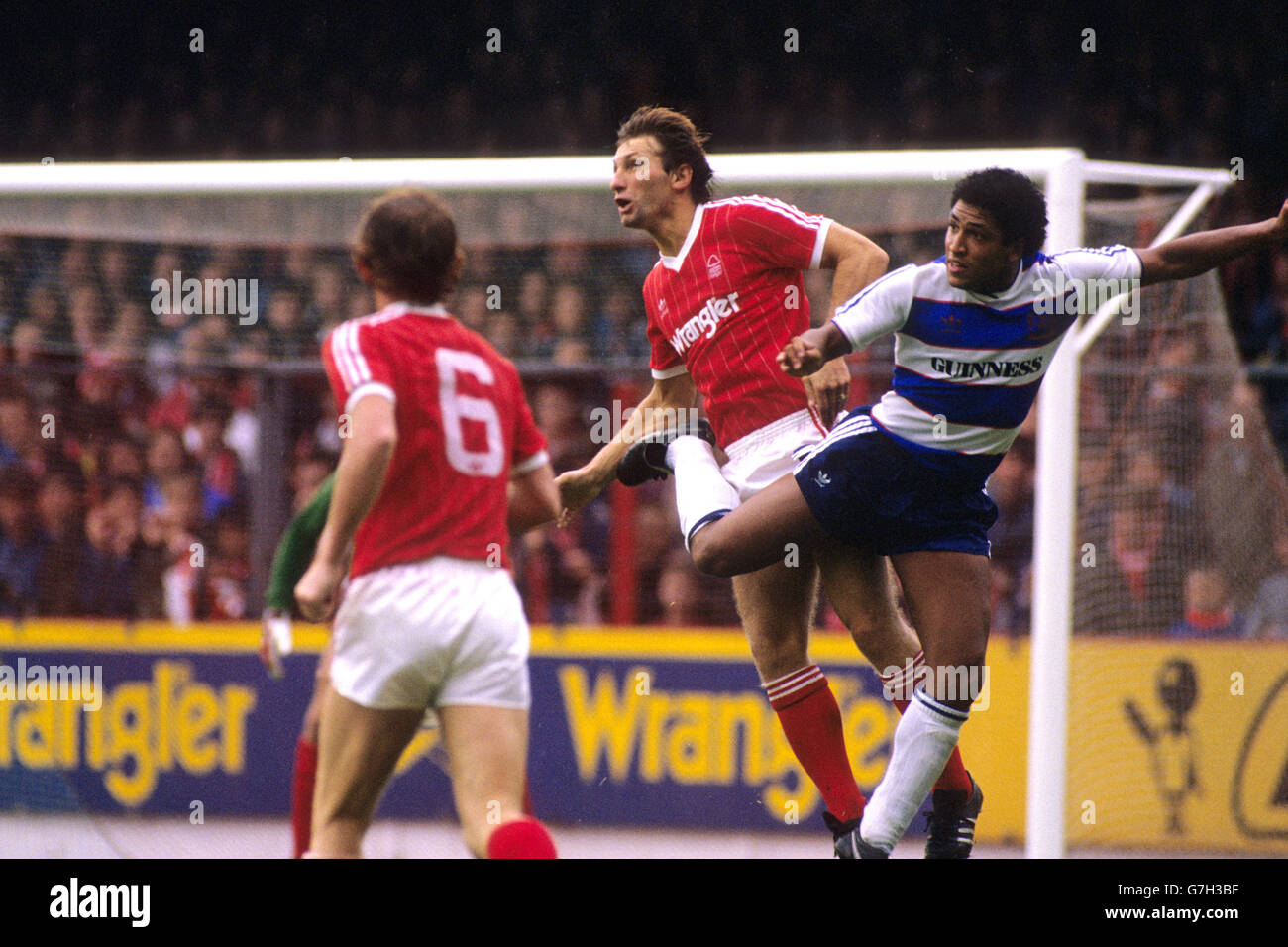 Calcio - Canon League Division uno - Nottingham Forest / Queens Park Rangers - City Ground. Paul Hart di Nottingham Forest batte in aria con Tony Sealy di Queens Park Rangers. Foto Stock