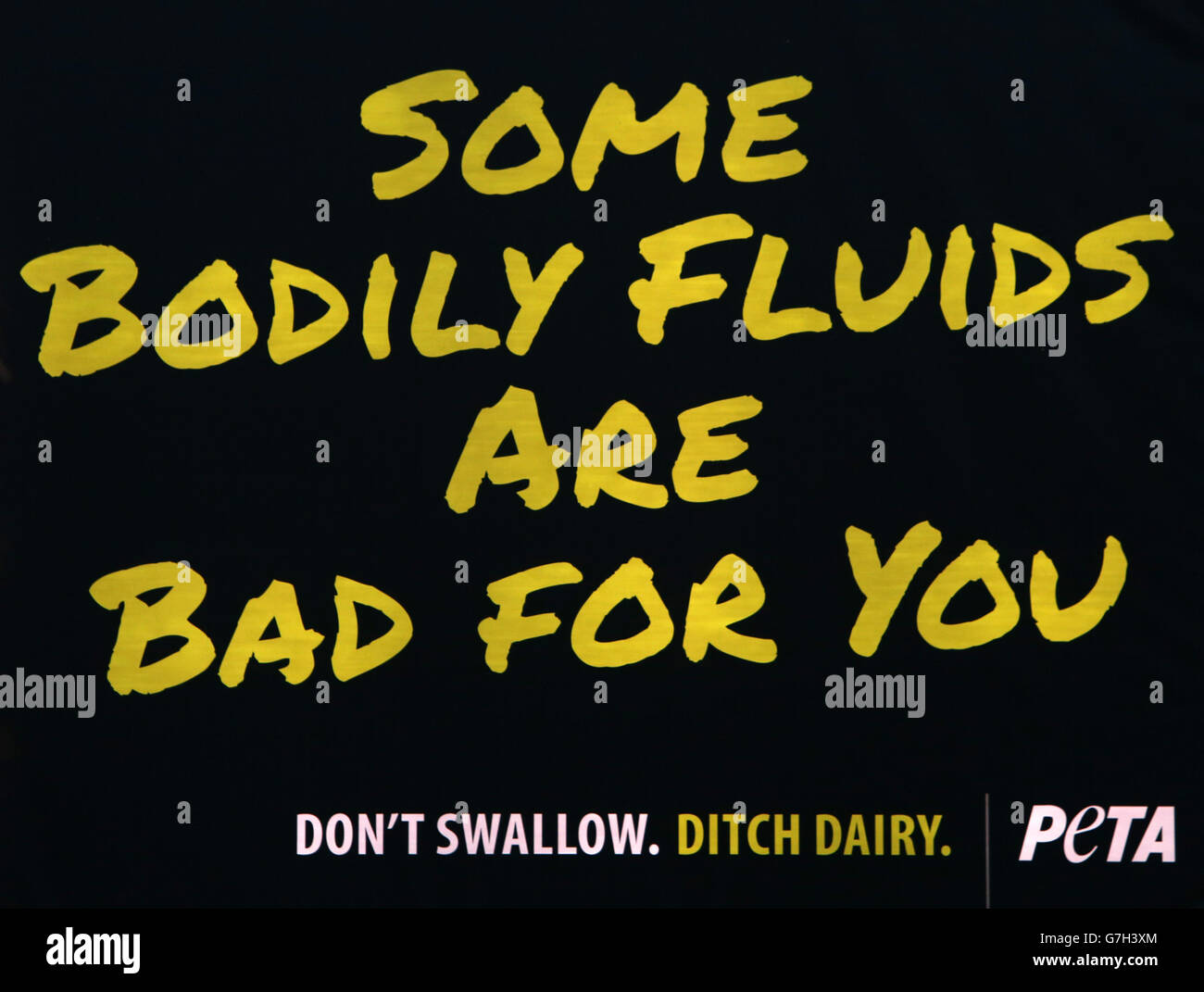 Una vista generale di un cartello pubblicitario PETA fuori dal campo da calcio di Meadow Lane, Nottingham. Foto Stock