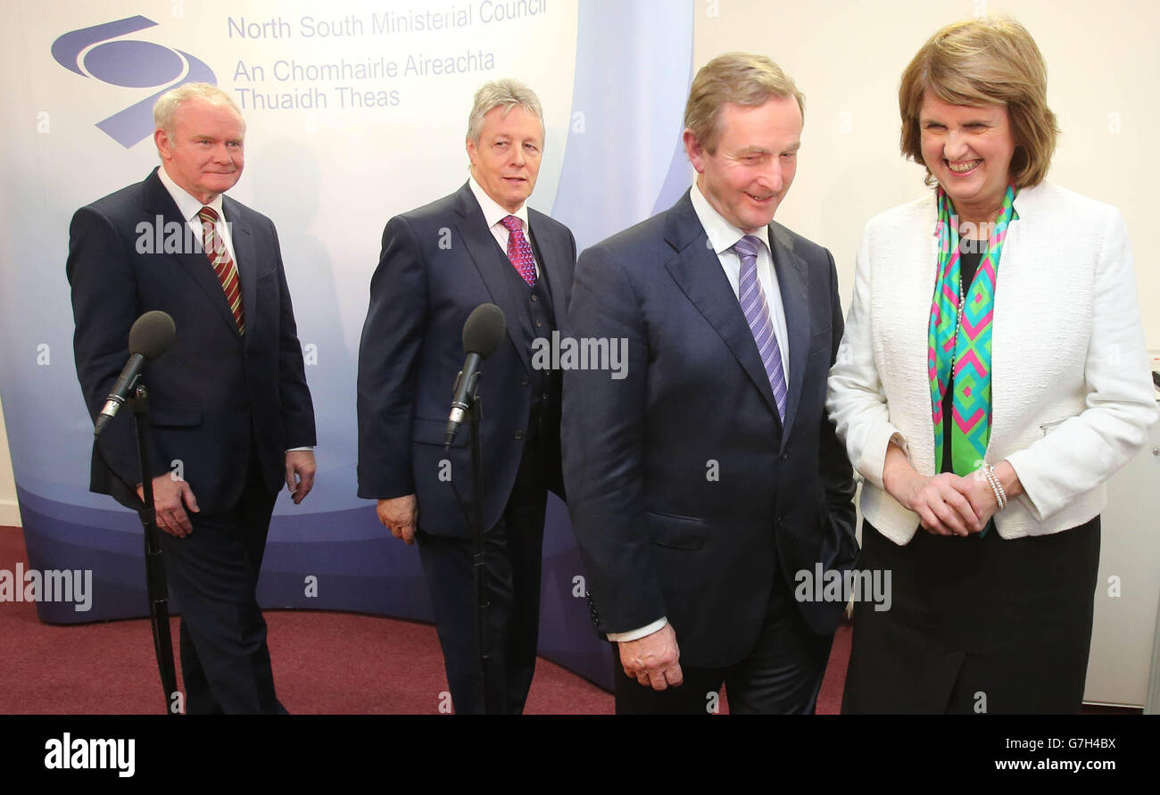 (Da sinistra a destra) Irlanda del Nord Vice primo Ministro Martin McGuinness, Irlanda del Nord primo Ministro Peter Robinson, Taoiseach Enda Kenny e Tanaiste Joan Burton Lascia un briefing alla riunione del Consiglio ministeriale Nord Sud ad Armagh. Foto Stock