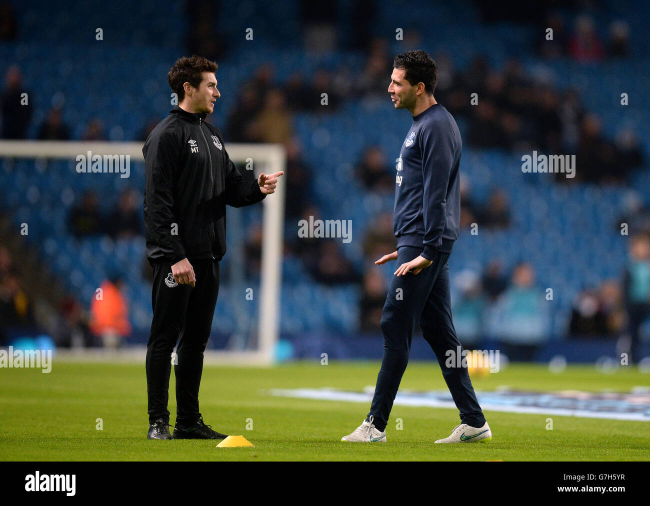 Calcio - Barclays Premier League - Manchester City / Everton - Etihad Stadium. Antolin Alcaraz di Everton (a destra) e primo Team scienziato sportivo Matt Taberner Foto Stock