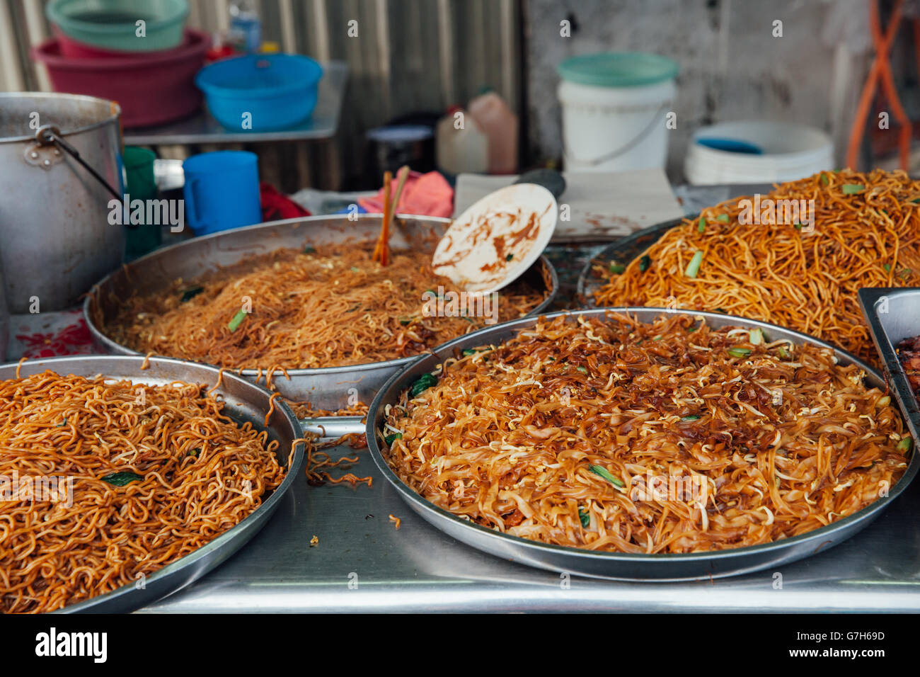 Kway teow noodles fritti presso Kimberly Street Food il Mercato Notturno, George Town, Penang, Malaysia. Foto Stock