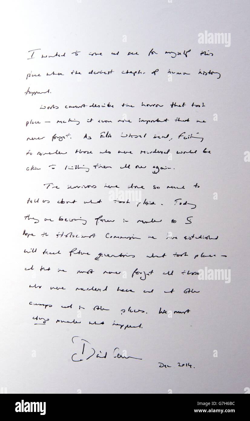 L'entrata del primo ministro David Cameron nel libro degli ospiti del campo di concentramento di Auschwitz in Polonia, durante una visita personale che ha fatto agli ex campi di concentramento di Auschwitz e Birkenau per la prima volta da quando è diventato primo ministro. Foto Stock