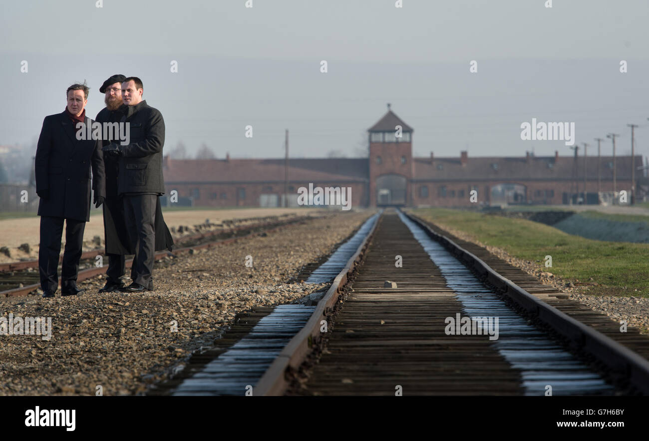 Il primo ministro David Cameron è stato mostrato nel campo di sterminio di Birkenau in Polonia, durante una visita personale che ha fatto nei campi di concentramento di Auschwitz e Birkenau per la prima volta da quando è diventato primo ministro. Foto Stock