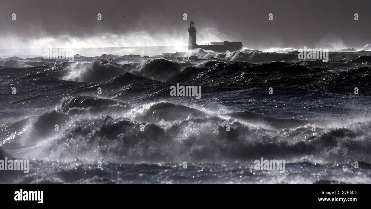 Onde giganti hanno colpito il muro del faro di Whitehaven, poiché le tempeste causano interruzioni in diverse parti del Regno Unito con interruzioni di corrente, cancellazioni di traghetti e treni e condizioni di guida difficili. Foto Stock