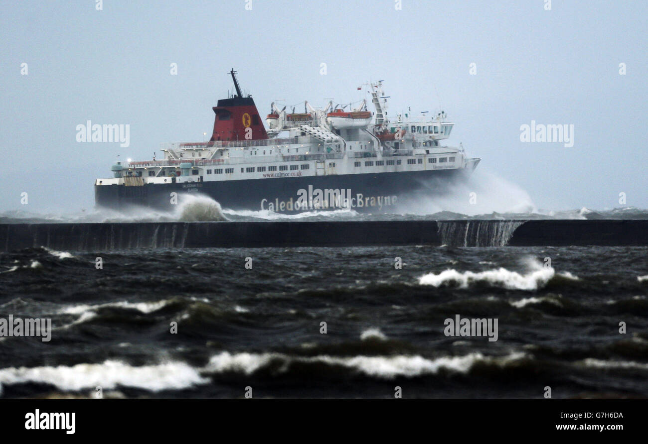 Una nave vicina ad Ardrossan, in Scozia, in quanto le tempeste causano interruzioni in diverse parti del Regno Unito con interruzioni di corrente, cancellazioni di traghetti e treni e condizioni di guida difficili. Foto Stock